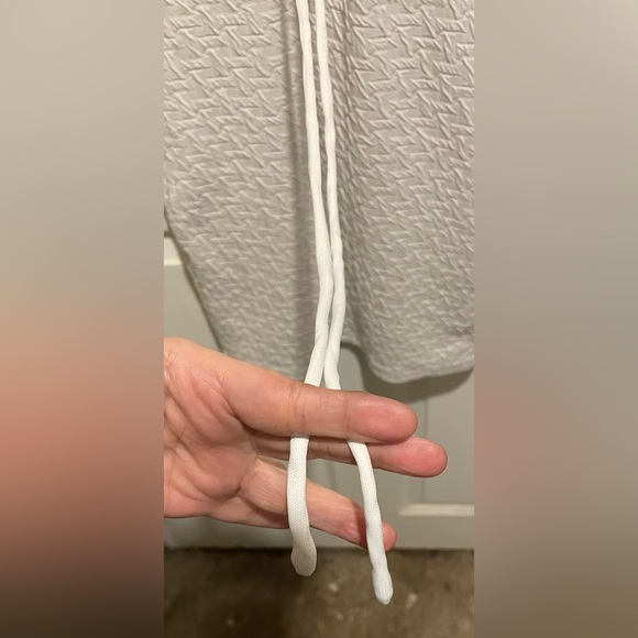 Women’s White Textured Sleeveless Dress in Good Condition. Size Medium. $10. - Picture 3 of 4